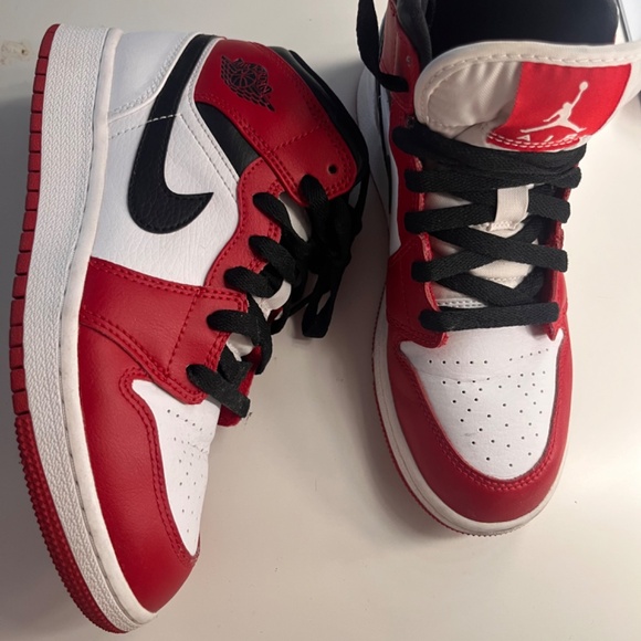 Air Jordan 1 Mid Chicago Red GS - Picture 3 of 7